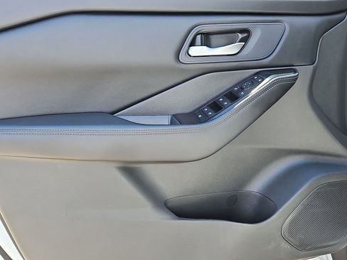 Used 2025 Nissan Rogue SV AWD/4WD image 25