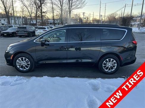 Certified 2022 Chrysler Pacifica Touring-L image 5