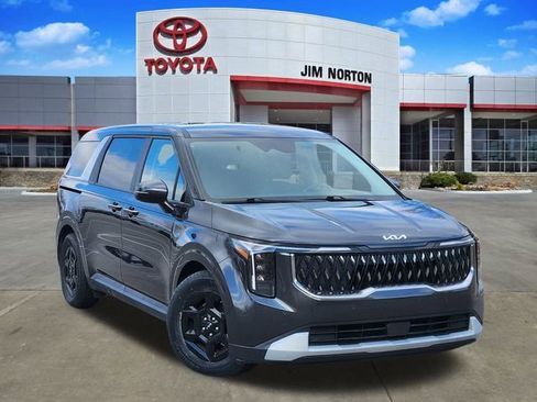 Used 2025 Kia Carnival image 1