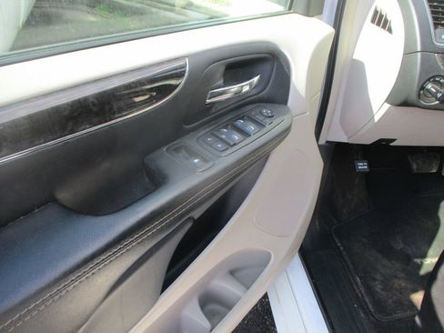 Used 2014 Chrysler Town & Country Touring-L w/ Driver Convenience Group image 10