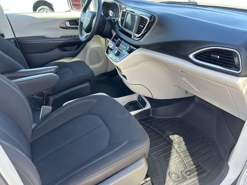 Used 2023 Chrysler Voyager LX FWD image 24