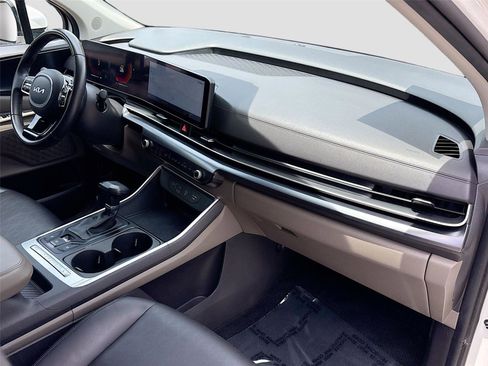 Used 2025 Kia Carnival FWD image 31