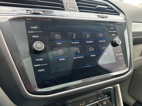 Certified 2023 Volkswagen Tiguan SE w/ Panoramic Sunroof Package image 9