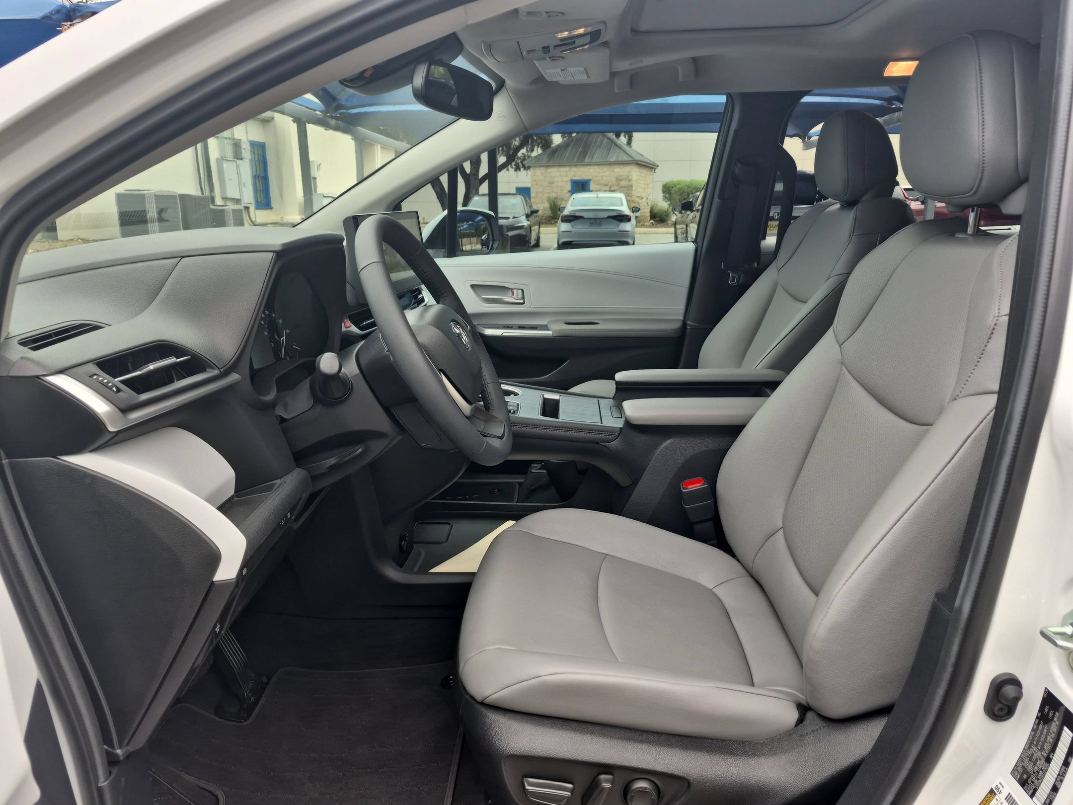Used 2026 Toyota Sienna XLE FWD image 9