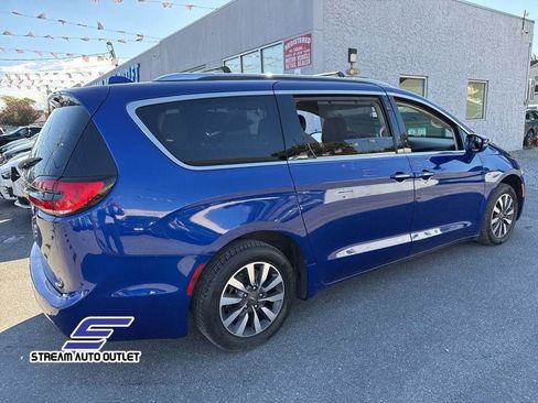 Used 2021 Chrysler Pacifica Touring-L image 12