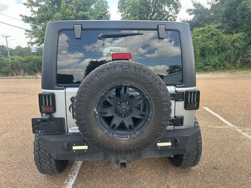 Used 2013 Jeep Wrangler Unlimited Sahara w/ Connectivity Group AWD/4WD image 7