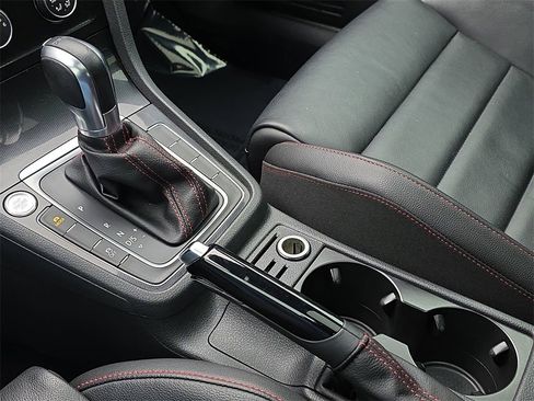 Used 2017 Volkswagen GTI SE image 23