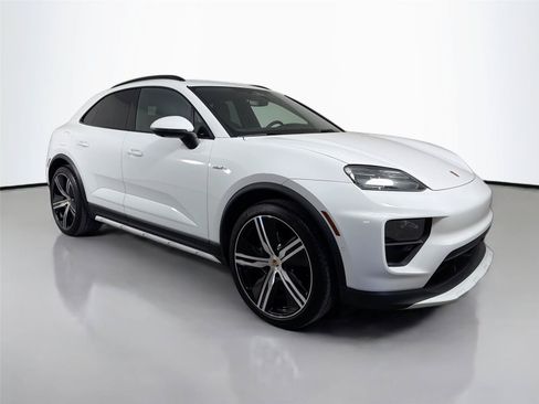 Certified 2025 Porsche Macan Electric RWD image 9