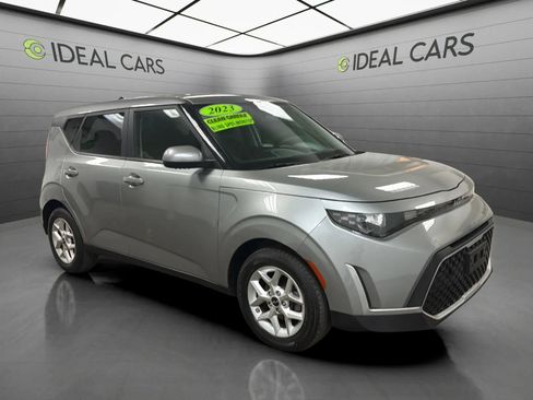 Used 2023 Kia Soul LX w/ LX Technology Package FWD image 3