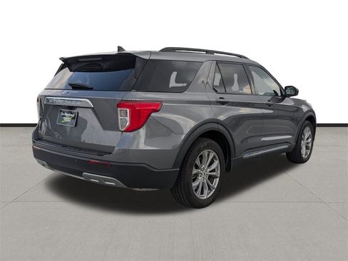 Used 2022 Ford Explorer XLT w/ Equipment Group 202A image 6