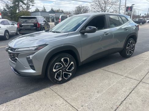 Used 2024 Chevrolet Trax RS w/ Driver Confidence Package image 6