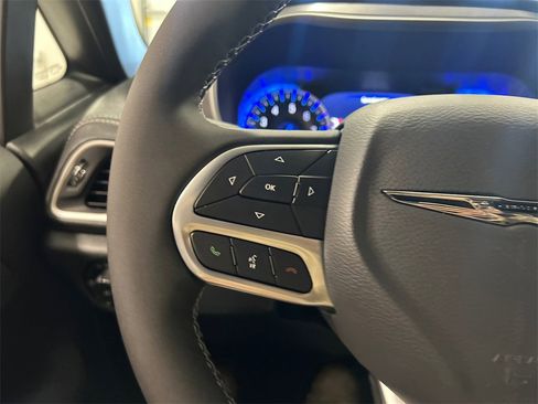 New 2025 Chrysler Pacifica Select image 20