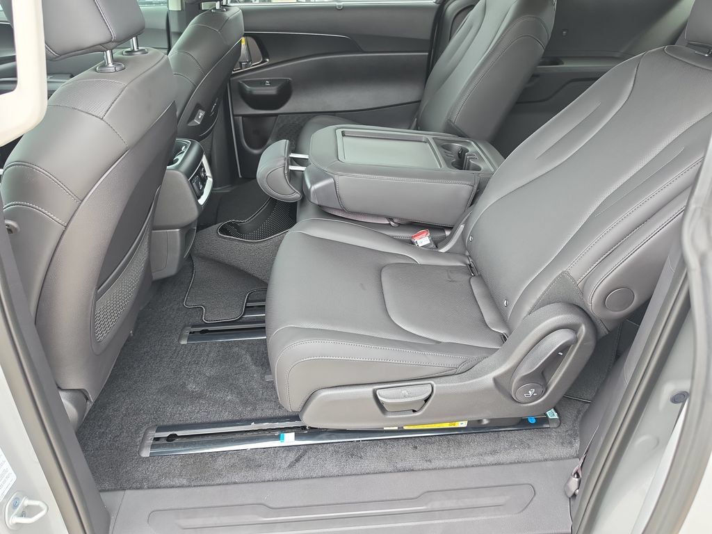 New 2026 Kia Carnival SX w/ SX Dark Edition Package FWD image 17