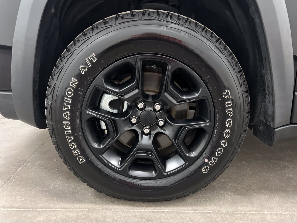 Used 2022 Jeep Cherokee Latitude w/ Sun & Sound Group AWD/4WD image 28