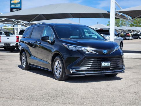 Used 2024 Toyota Sienna XLE image 3