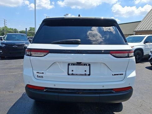 Used 2023 Jeep Grand Cherokee Limited w/ Black Appearance Package AWD/4WD image 5