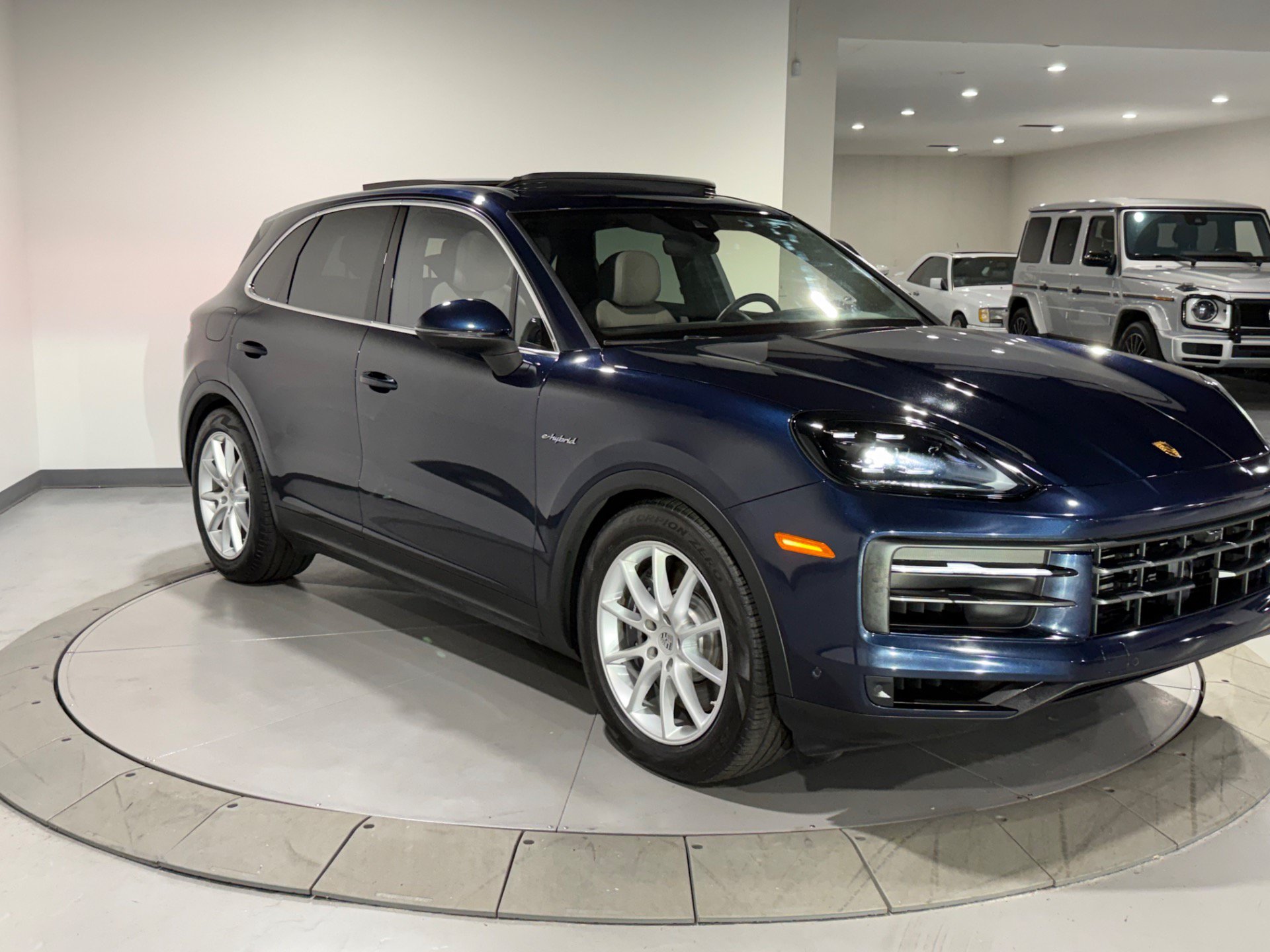 Used 2024 Porsche Cayenne AWD/4WD image 7