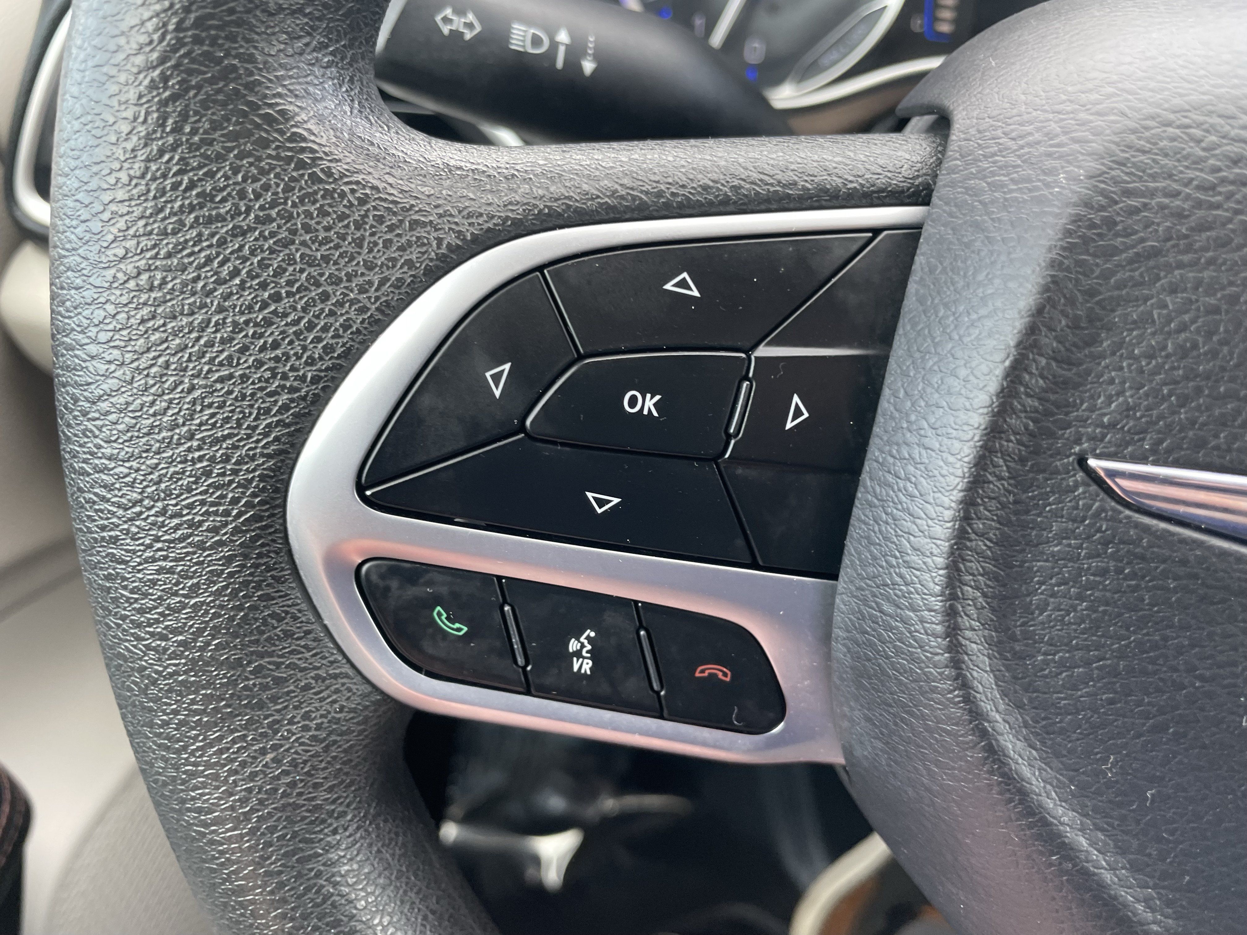 Used 2018 Chrysler Pacifica Touring Plus w/ Tire & Wheel Group FWD image 15
