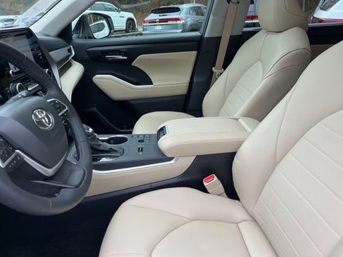 Used 2025 Toyota Highlander XLE image 9