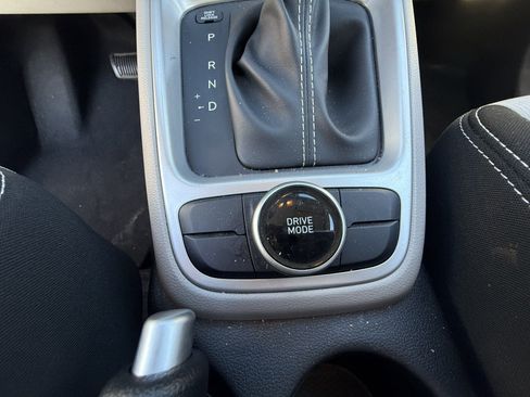 Used 2025 Hyundai Venue SEL FWD image 15