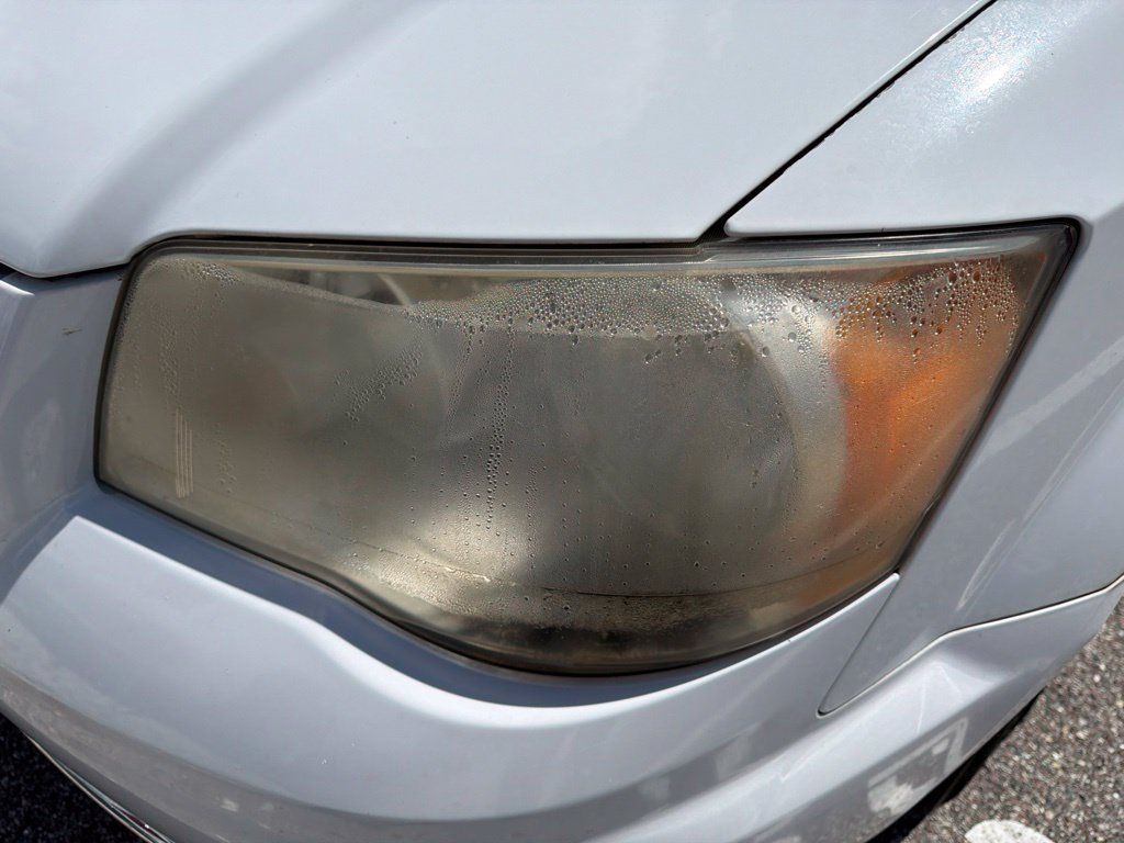 Used 2016 Chrysler Town & Country Touring FWD image 4