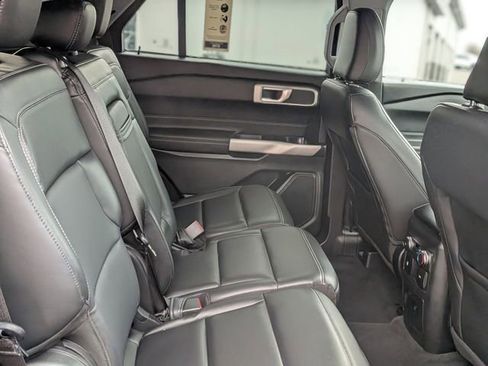 Used 2022 Ford Explorer XLT w/ Equipment Group 202A image 35