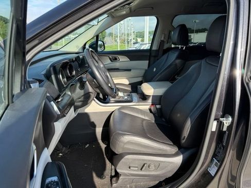 Used 2022 Kia Carnival LX FWD image 19