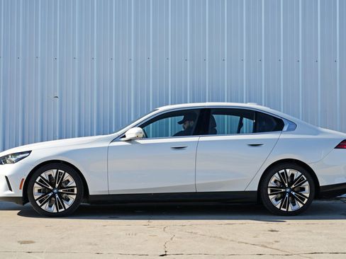 Used 2024 BMW i5 eDrive40 w/ M Sport Package image 9