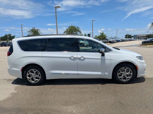 Used 2023 Chrysler Pacifica Limited FWD image 4