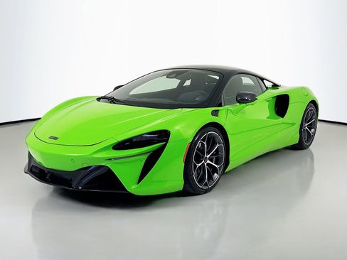 Used 2025 McLaren Artura image 3