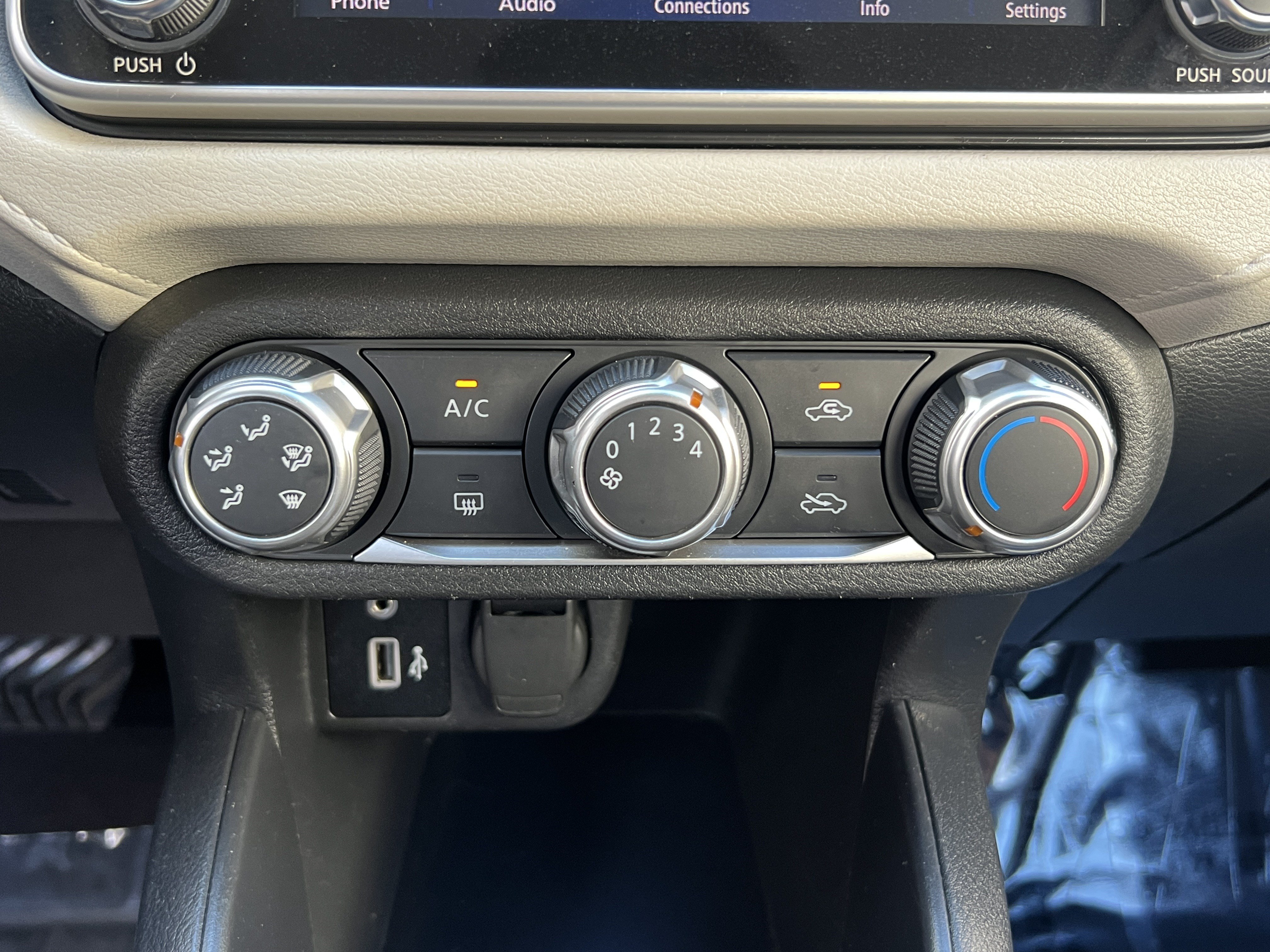 Used 2021 Nissan Versa SV FWD image 29