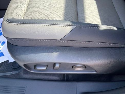 New 2026 Chevrolet Equinox LT w/ Convenience Package II FWD image 19