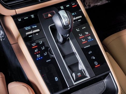 Certified 2025 Porsche Macan image 24