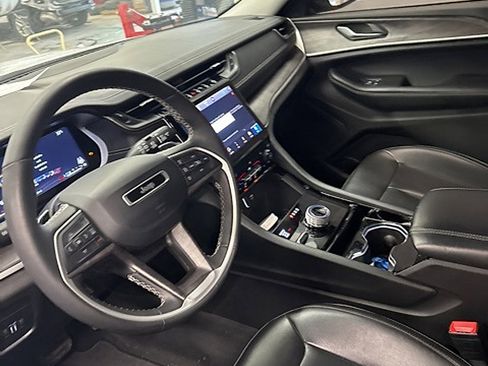 Used 2023 Jeep Grand Cherokee Limited image 7