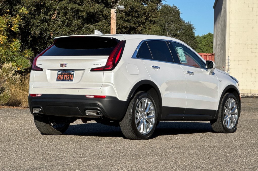Used 2022 Cadillac XT4 Luxury w/ Driver Awareness Package FWD image 4