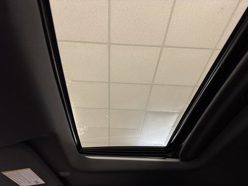 Used 2024 Chevrolet Silverado 1500 ZR2 w/ Technology Package image 43