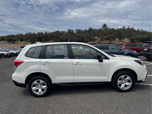 Used 2017 Subaru Forester 2.5i AWD/4WD image 4