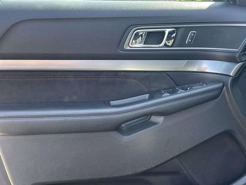 Used 2019 Ford Explorer XLT w/ Equipment Group 202A FWD image 15