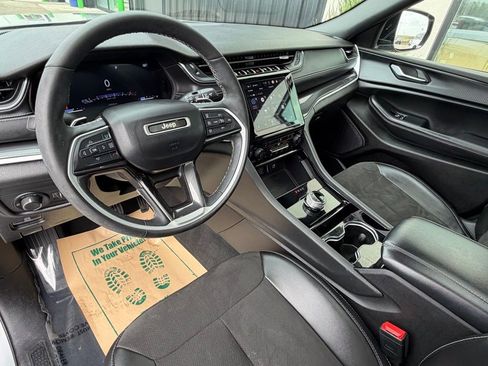 Used 2023 Jeep Grand Cherokee Altitude AWD/4WD image 12