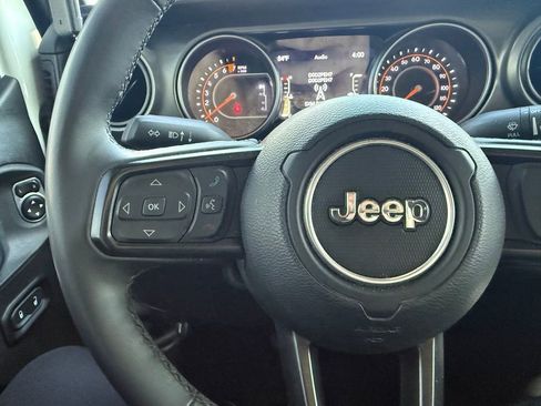Used 2023 Jeep Gladiator Willys image 12
