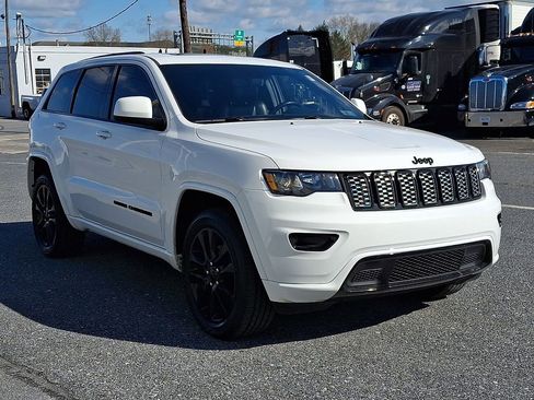 Used 2020 Jeep Grand Cherokee Altitude AWD/4WD image 3