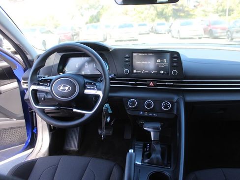 Used 2025 Hyundai Elantra SE image 16