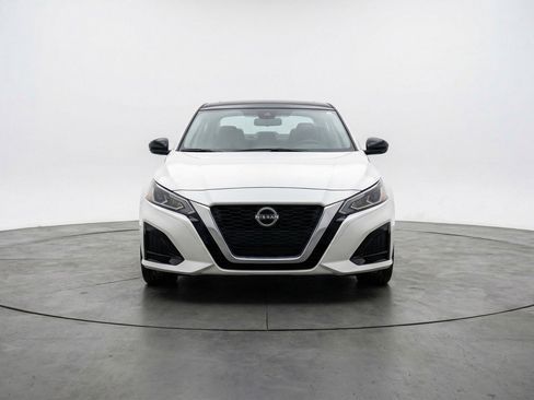 Used 2025 Nissan Altima 2.5 SV FWD image 2