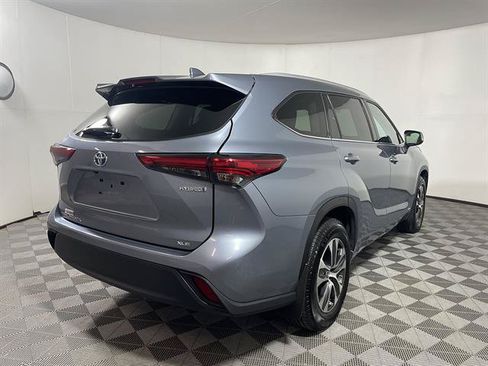 Used 2022 Toyota Highlander XLE AWD/4WD image 7