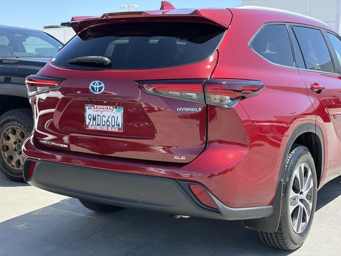 Certified 2024 Toyota Highlander XLE AWD/4WD image 4