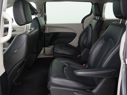 Used 2023 Chrysler Pacifica Touring-L image 14