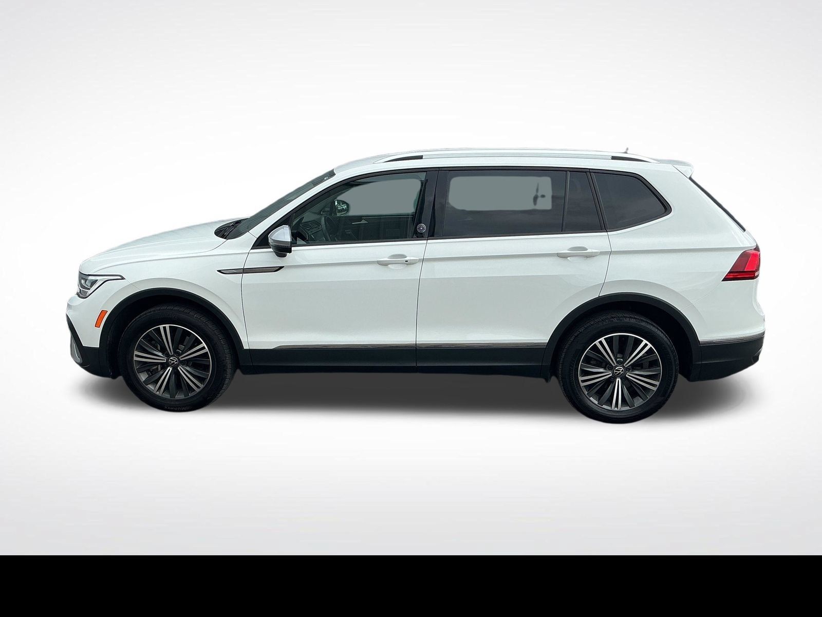 Used 2024 Volkswagen Tiguan Wolfsburg Edition AWD/4WD image 2