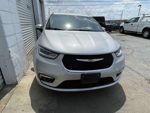 Used 2023 Chrysler Pacifica Touring-L FWD image 2