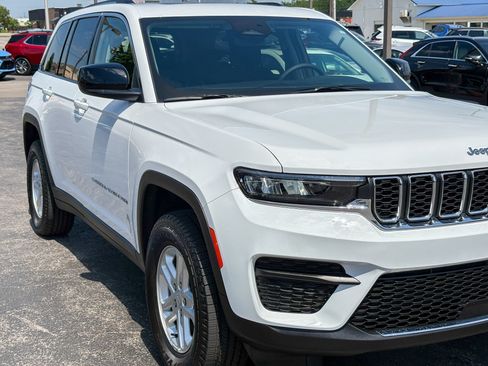 Used 2023 Jeep Grand Cherokee Laredo w/ Luxury Tech Group I AWD/4WD image 3
