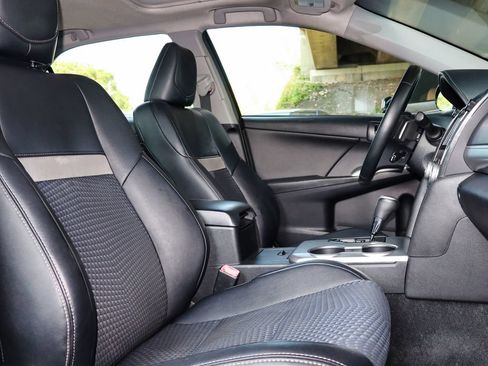 Used 2014 Toyota Camry SE w/ Moonroof Package FWD image 24